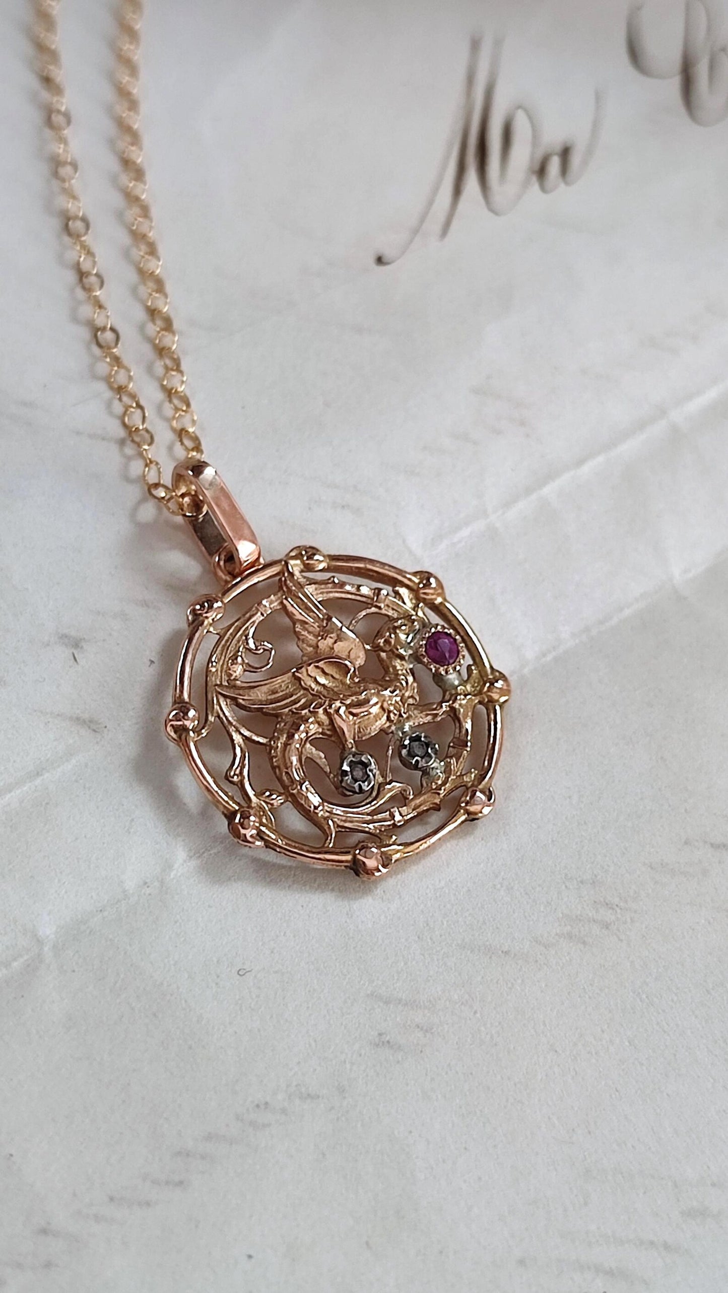 Pendentif ancien chimère en or rose 18K, rubis et éclats de diamants - Pendentif néogothique XIXe siècle