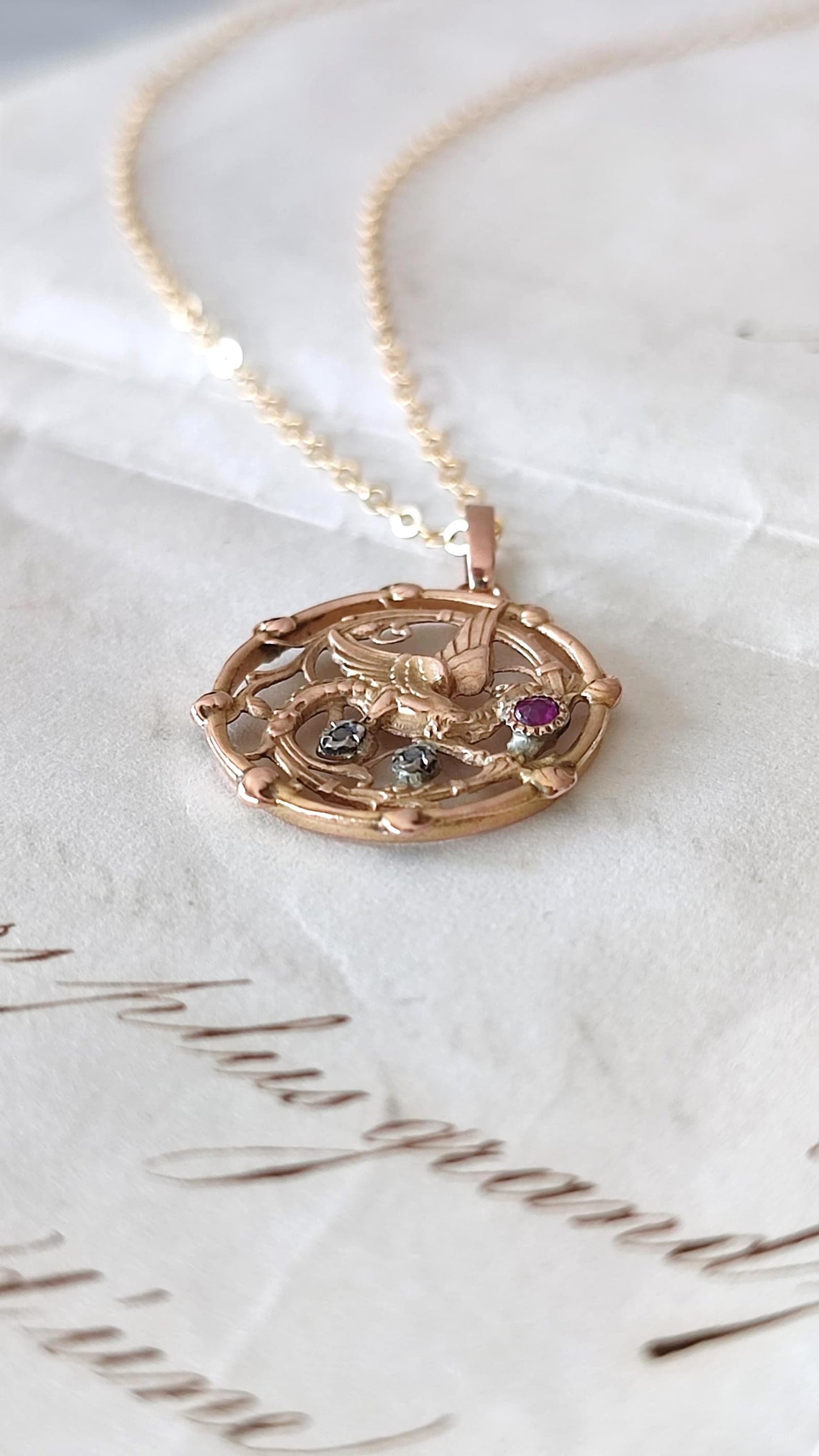 Pendentif ancien chimère en or rose 18K, rubis et éclats de diamants - Pendentif néogothique XIXe siècle