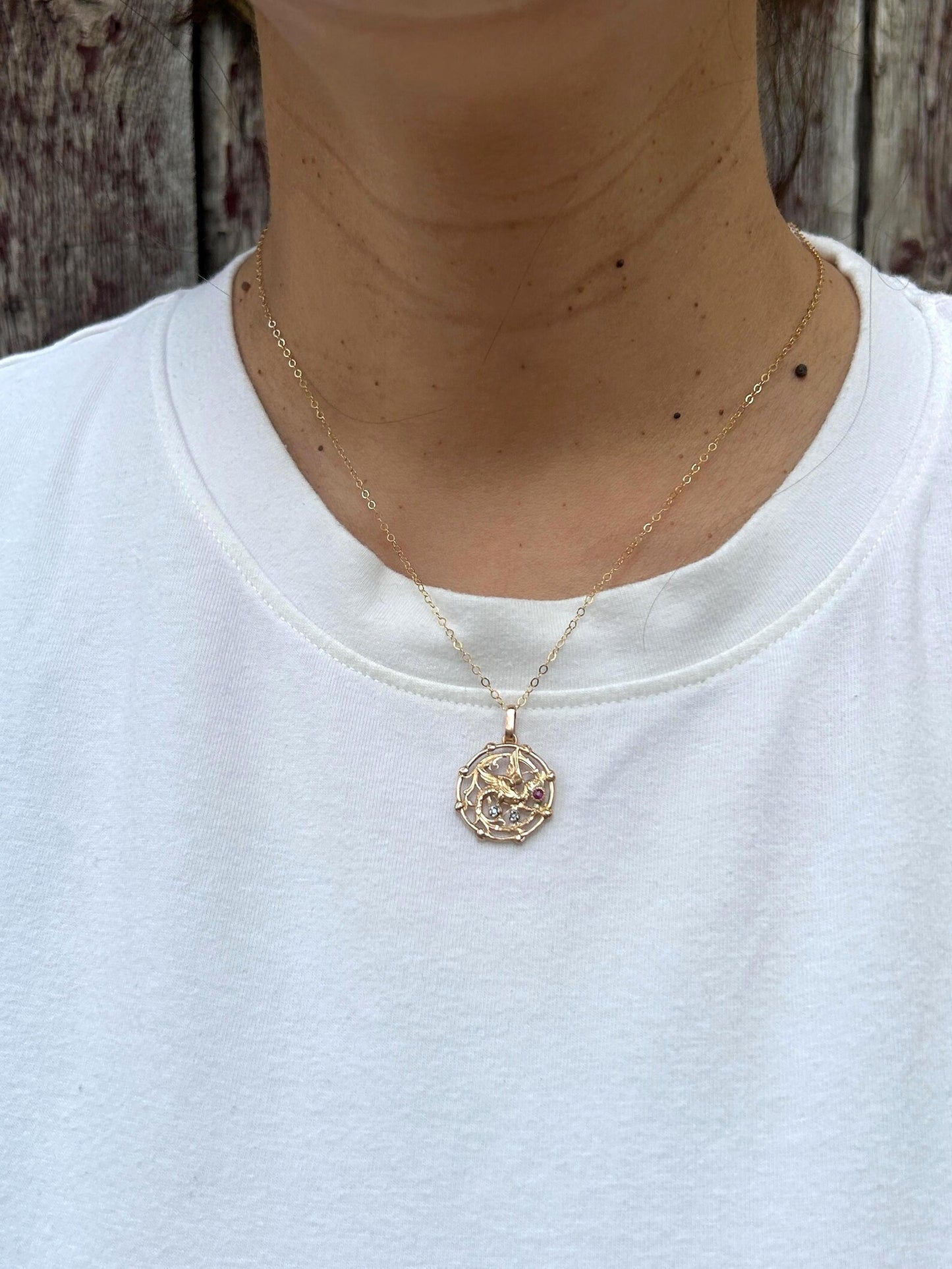 Pendentif ancien chimère en or rose 18K, rubis et éclats de diamants - Pendentif néogothique XIXe siècle