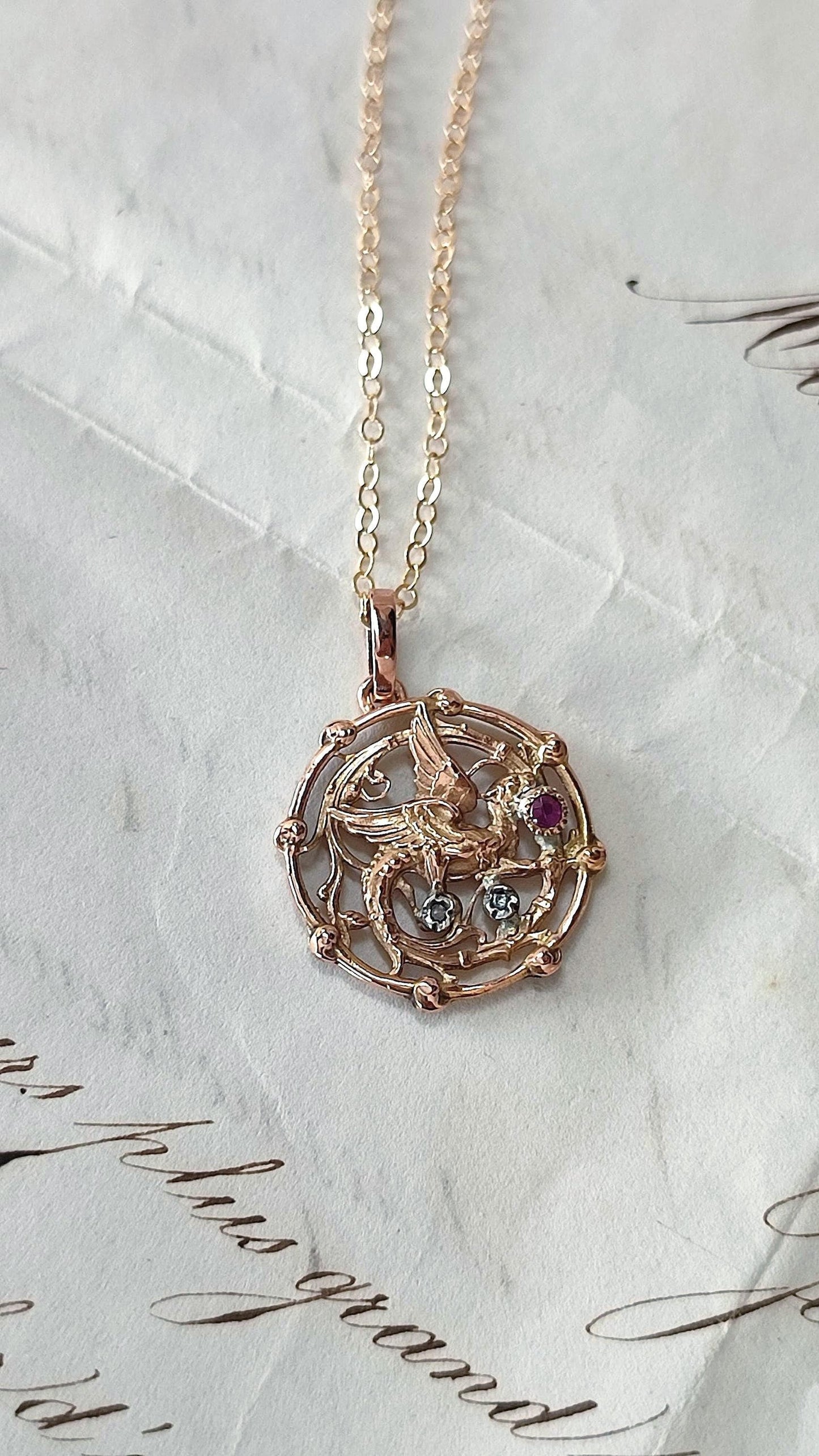Pendentif ancien chimère en or rose 18K, rubis et éclats de diamants - Pendentif néogothique XIXe siècle