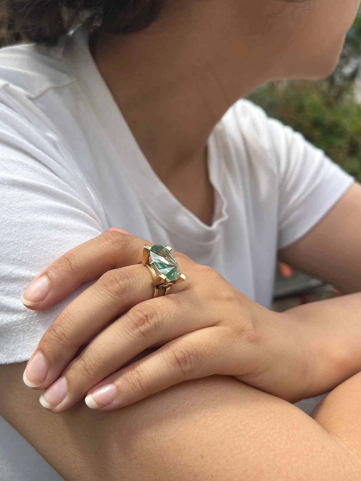 Bague cocktail de style Moderniste (1960-1970) en or jaune 18k et spinelle de synthèse bleu-vert - bague vintage expérimentale