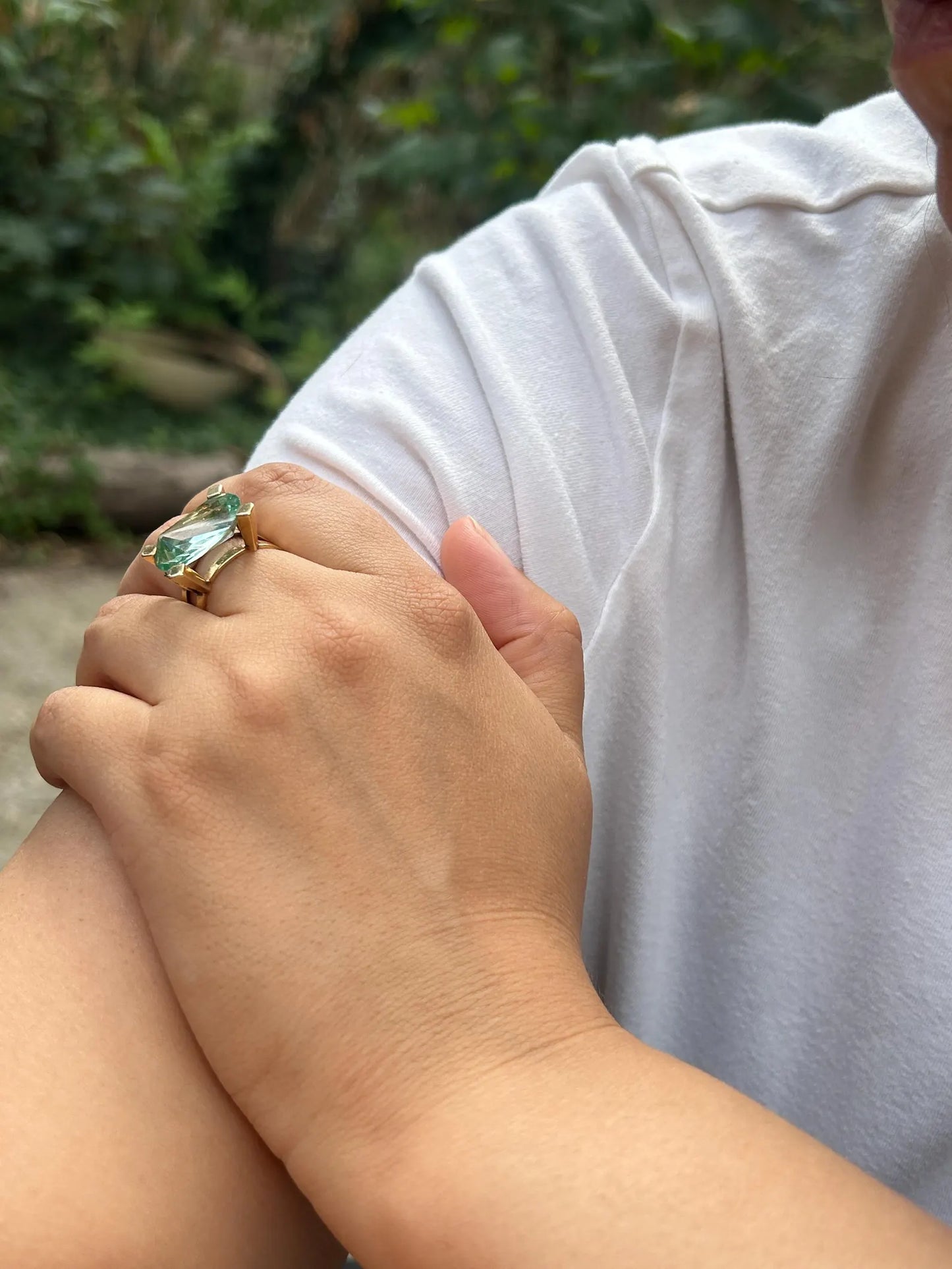 Bague cocktail de style Moderniste (1960-1970) en or jaune 18k et spinelle de synthèse bleu-vert - bague vintage expérimentale