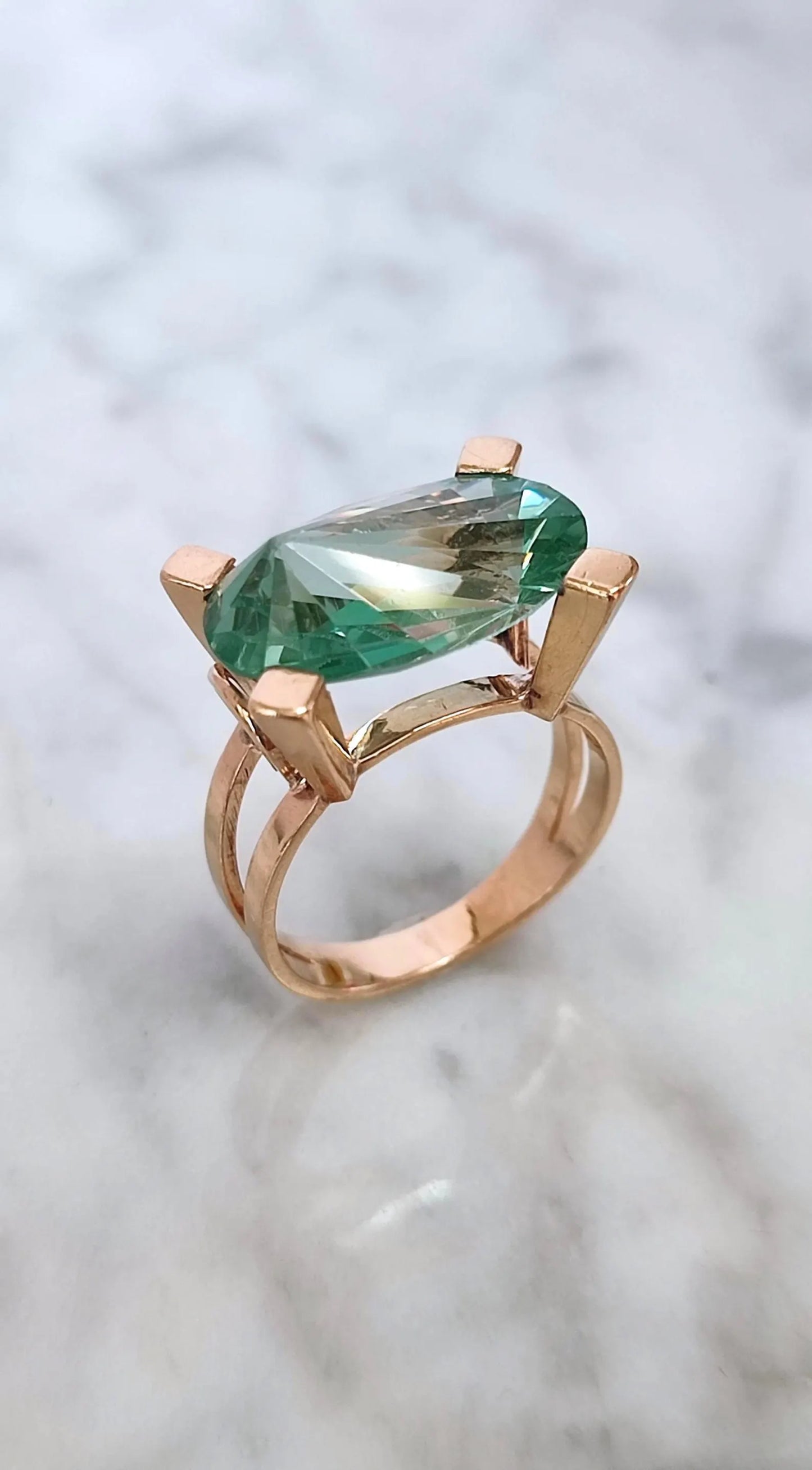 Bague cocktail de style Moderniste (1960-1970) en or jaune 18k et spinelle de synthèse bleu-vert - bague vintage expérimentale