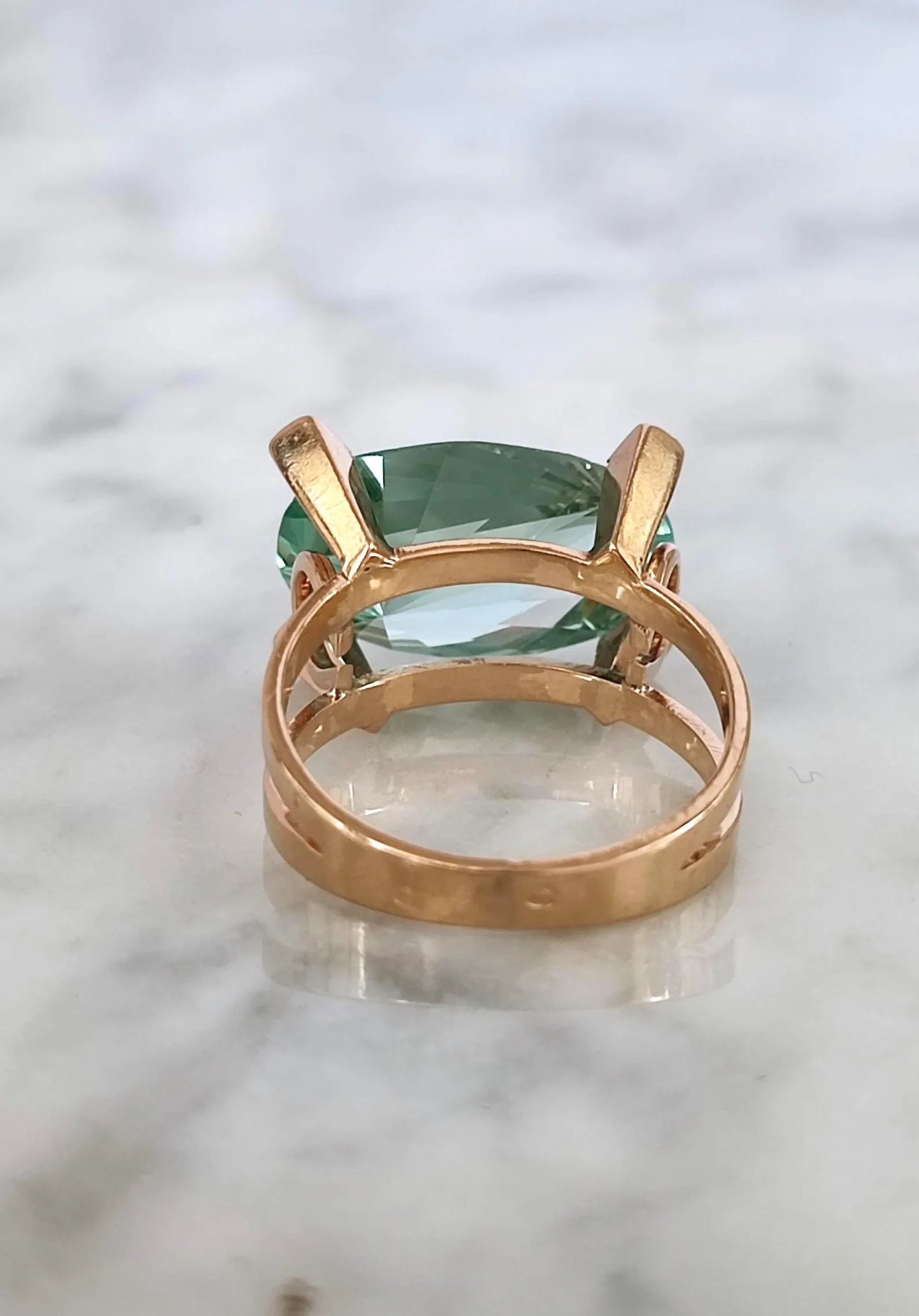 Bague cocktail de style Moderniste (1960-1970) en or jaune 18k et spinelle de synthèse bleu-vert - bague vintage expérimentale