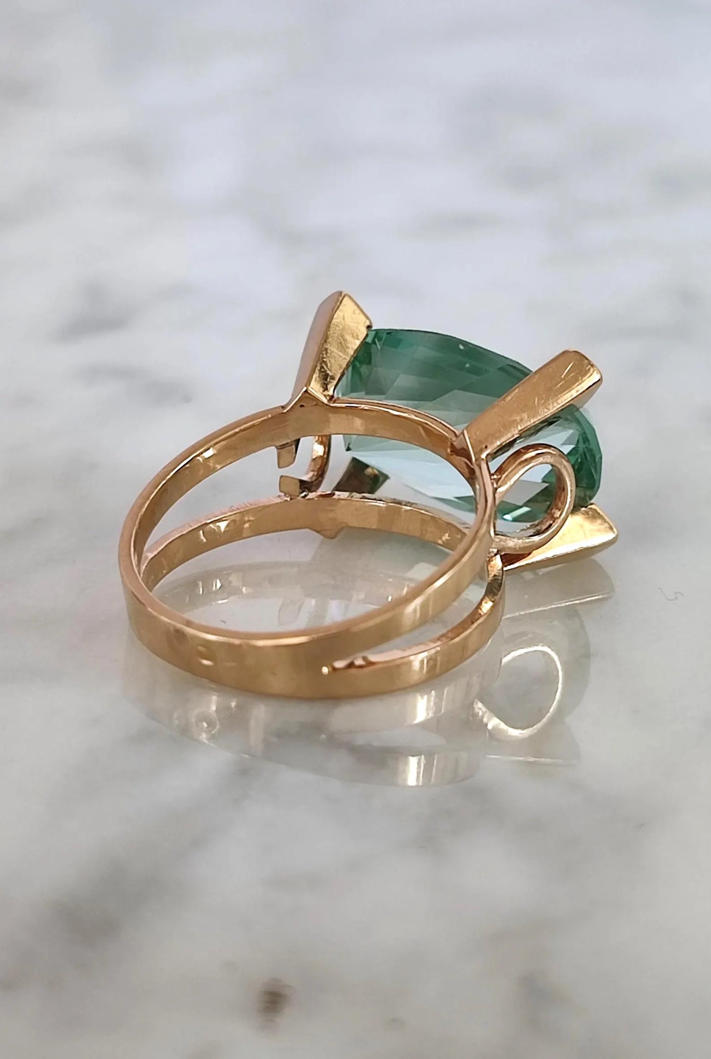 Bague cocktail de style Moderniste (1960-1970) en or jaune 18k et spinelle de synthèse bleu-vert - bague vintage expérimentale