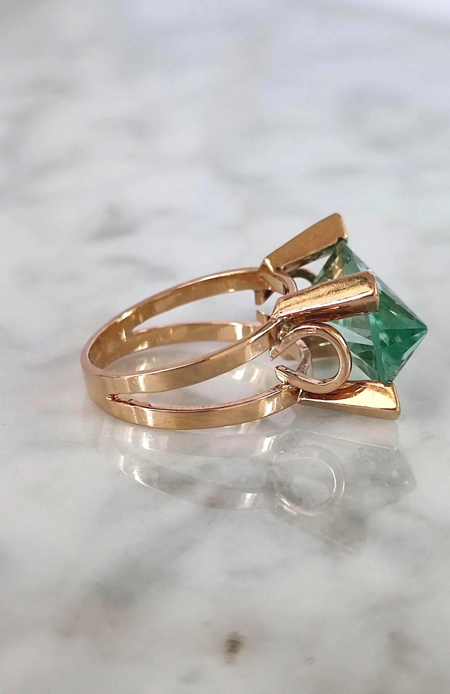 Bague cocktail de style Moderniste (1960-1970) en or jaune 18k et spinelle de synthèse bleu-vert - bague vintage expérimentale