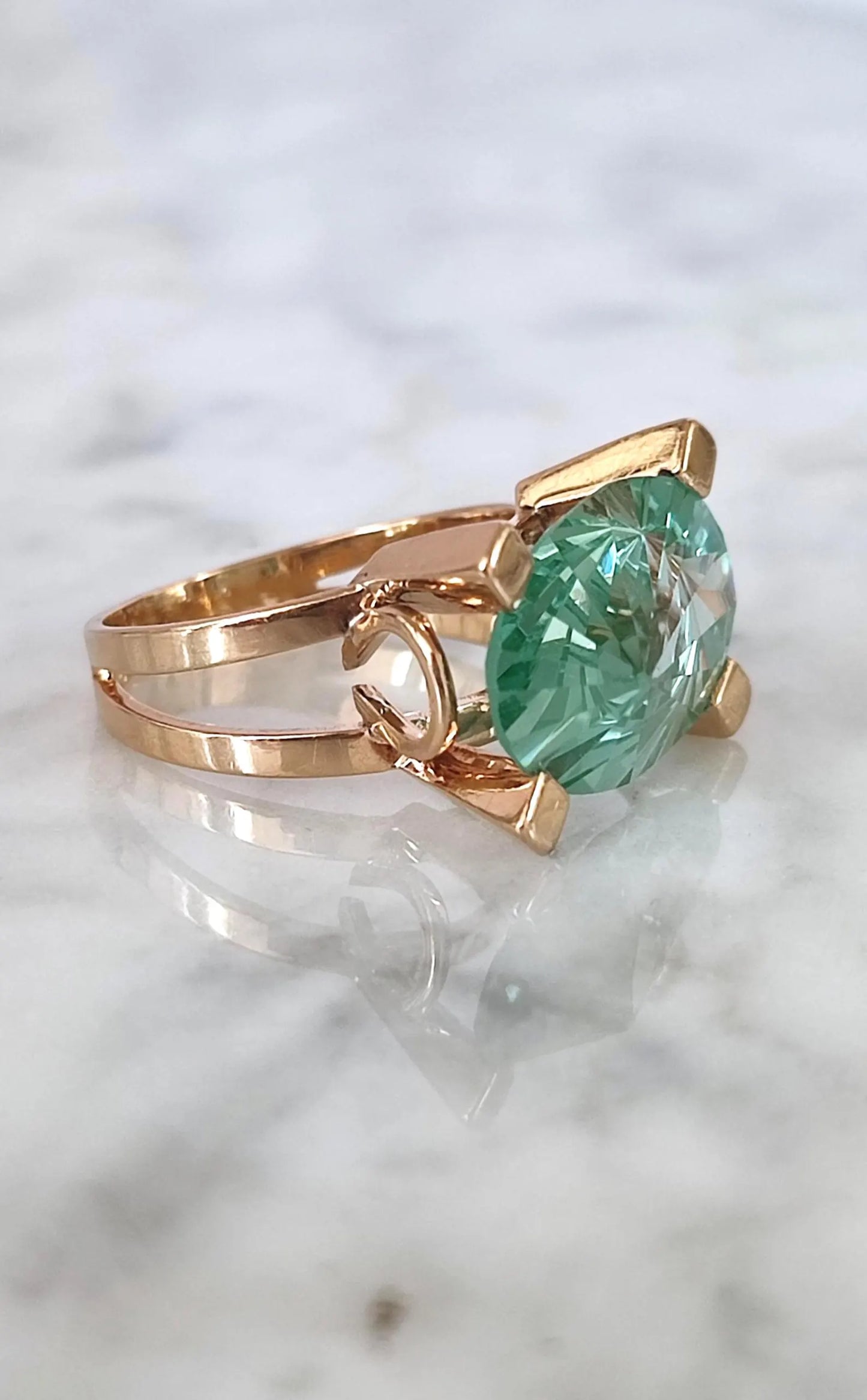 Bague cocktail de style Moderniste (1960-1970) en or jaune 18k et spinelle de synthèse bleu-vert - bague vintage expérimentale