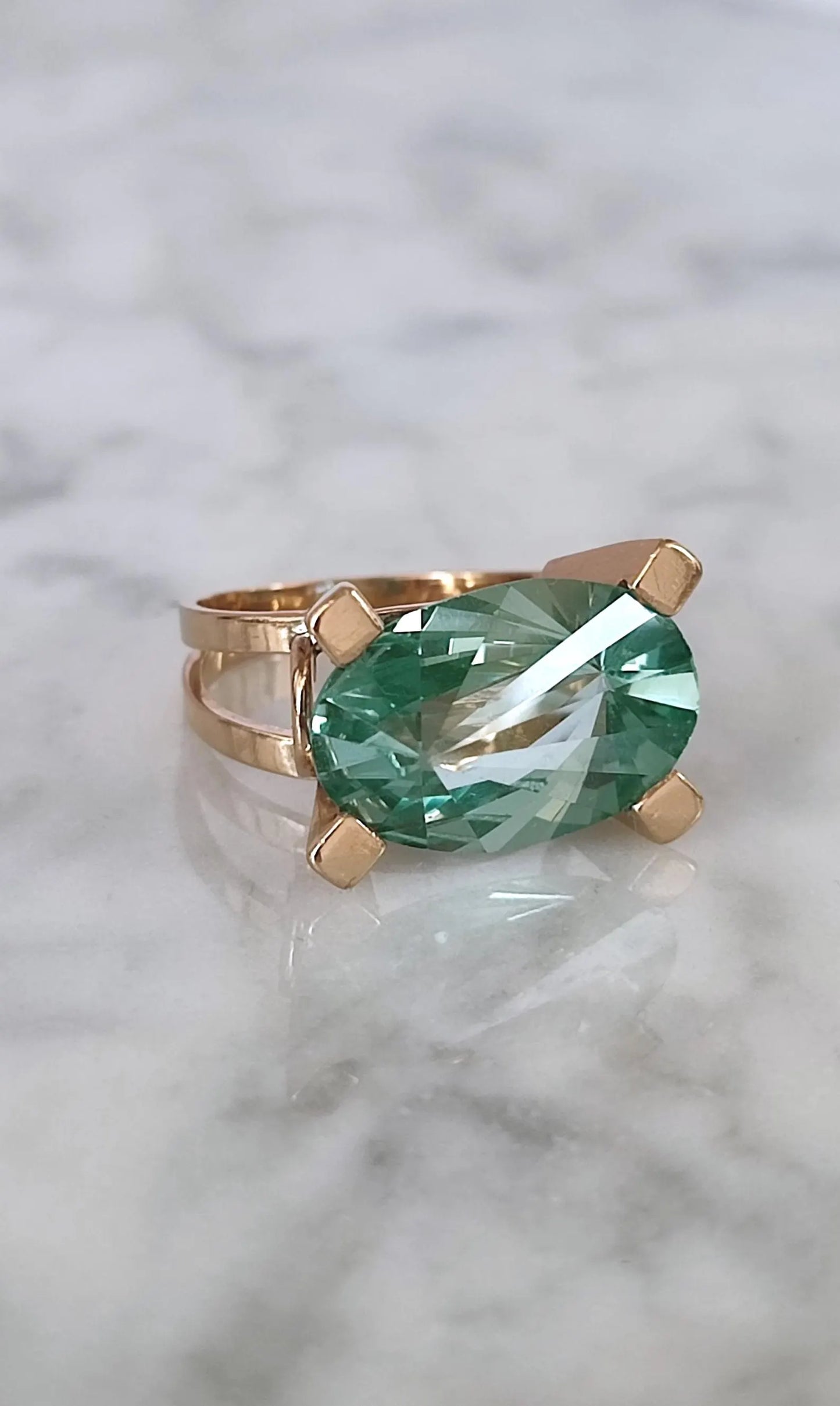 Bague cocktail de style Moderniste (1960-1970) en or jaune 18k et spinelle de synthèse bleu-vert - bague vintage expérimentale