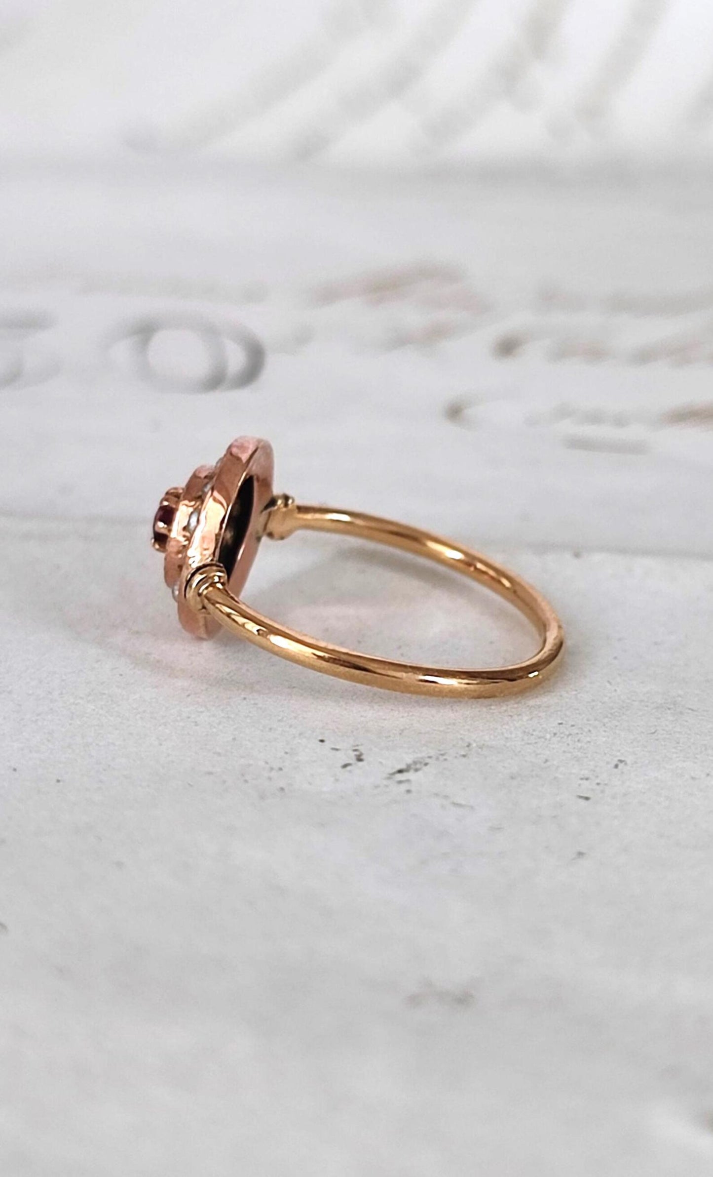 Bague cible ancienne or jaune et rose 18k, grenat, entourage de petites perles (fin XIXe siècle)