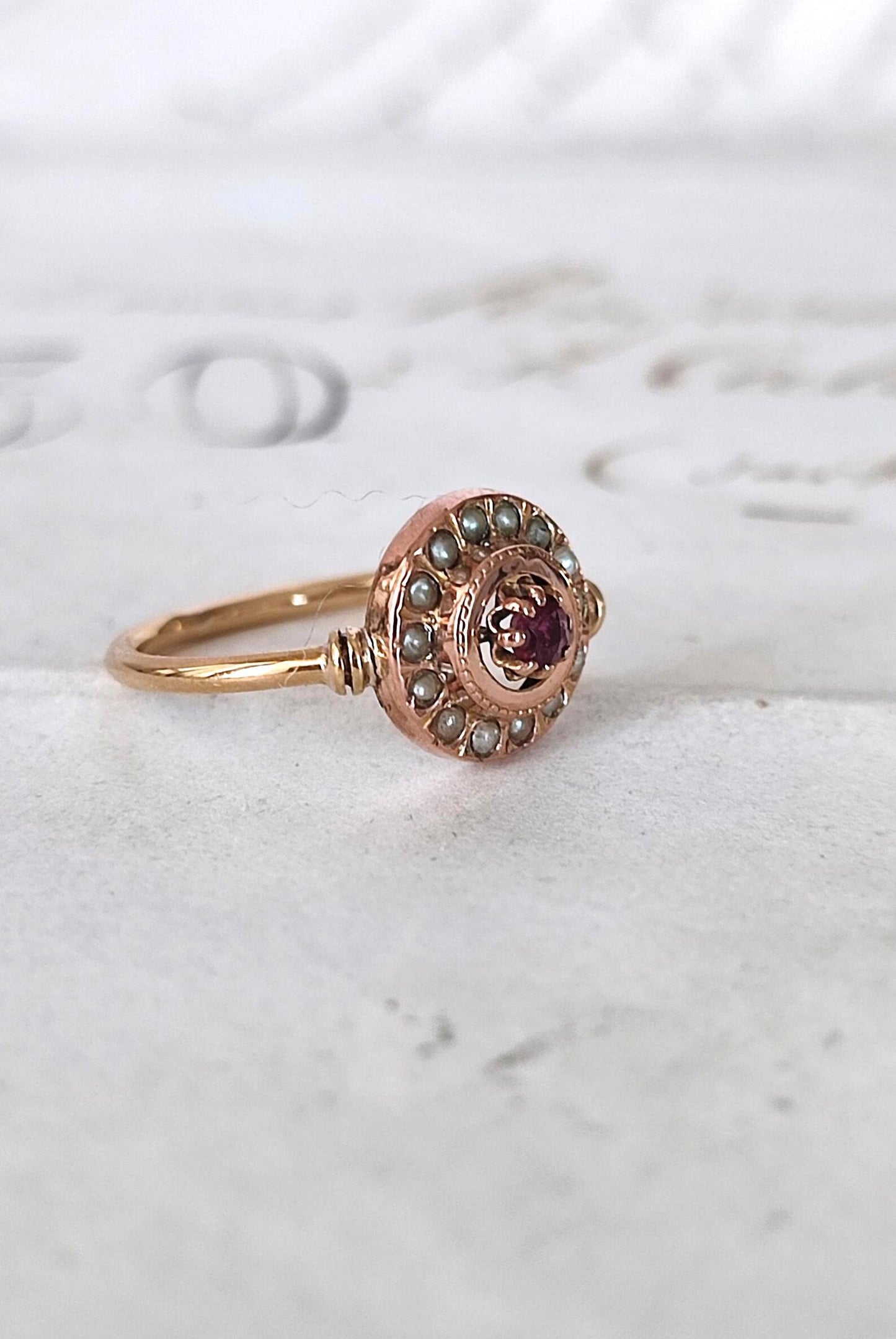 Bague cible ancienne or jaune et rose 18k, grenat, entourage de petites perles (fin XIXe siècle)