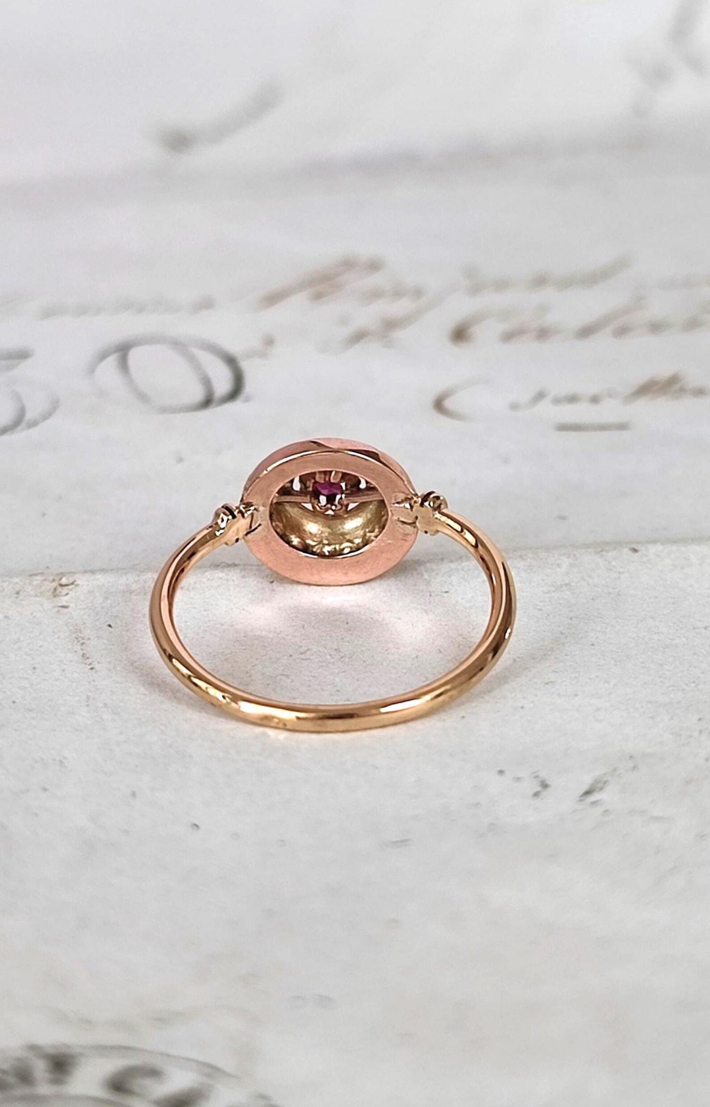 Bague cible ancienne or jaune et rose 18k, grenat, entourage de petites perles (fin XIXe siècle)