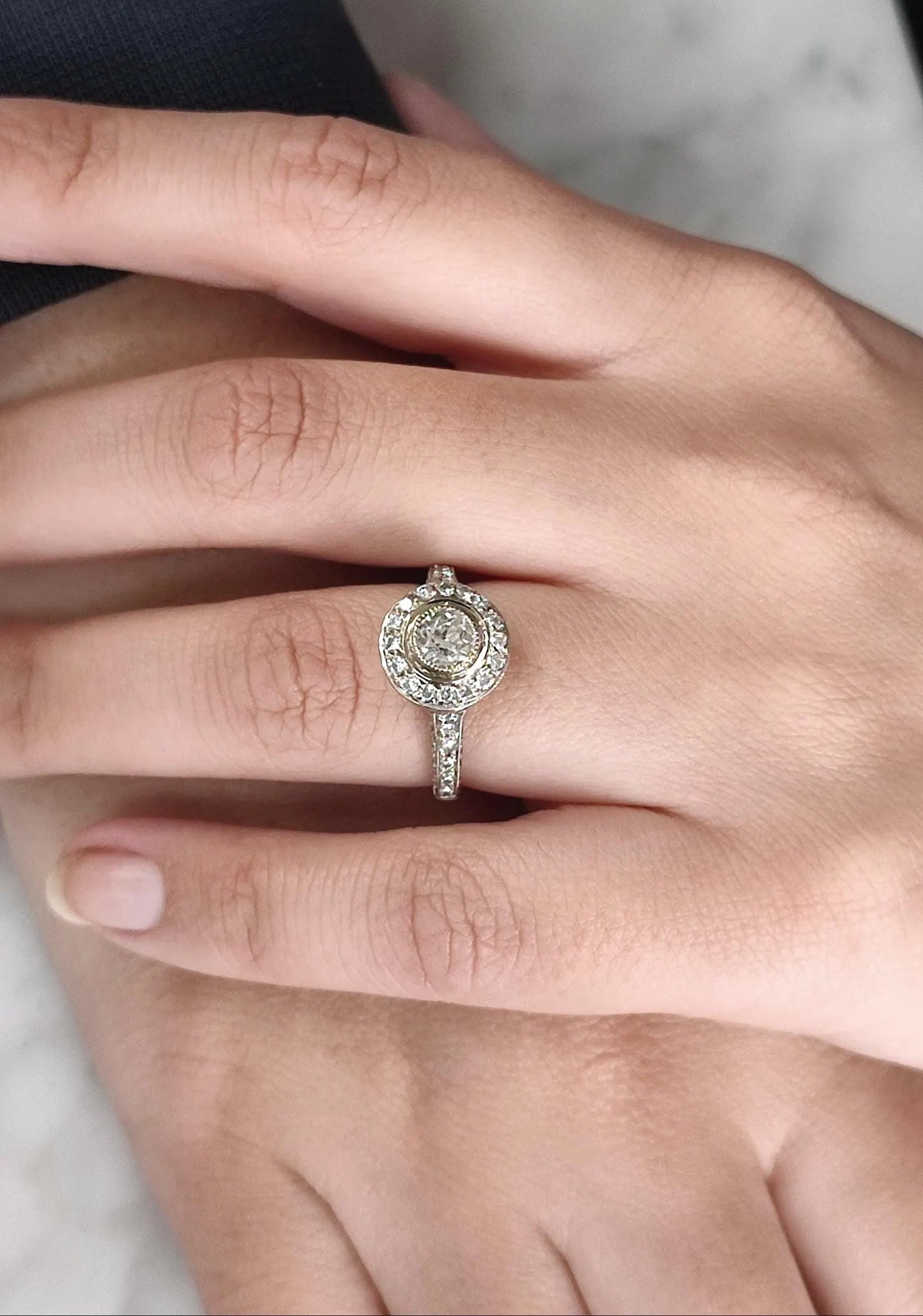 Bague Art Déco en or blanc 18k, diamant taille ancienne 0,45ct, entourage et pavage diamants