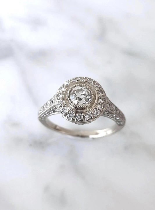 Bague Art Déco en or blanc 18k, diamant taille ancienne 0,45ct, entourage et pavage diamants