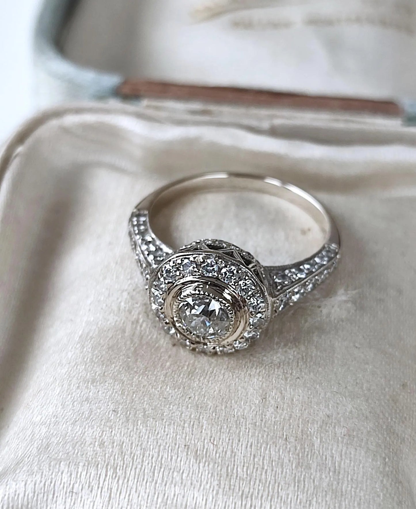 Bague Art Déco en or blanc 18k, diamant taille ancienne 0,45ct, entourage et pavage diamants