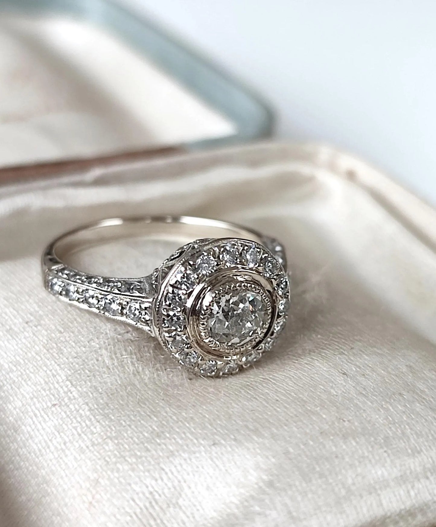 Bague Art Déco en or blanc 18k, diamant taille ancienne 0,45ct, entourage et pavage diamants