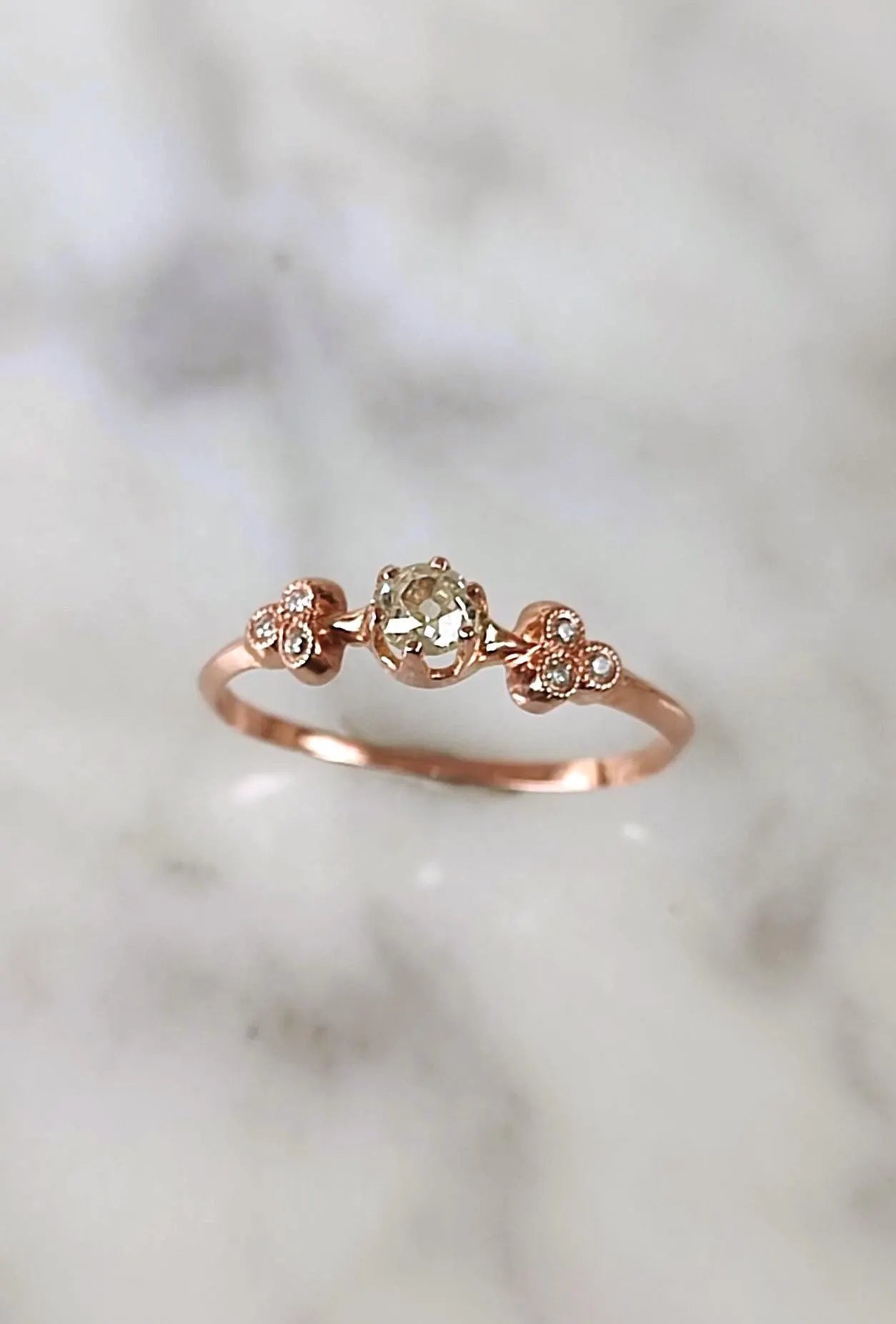 Bague solitaire diamant en or rose 18k motif trèfle - 19e siècle - bague de fiançailles ancienne