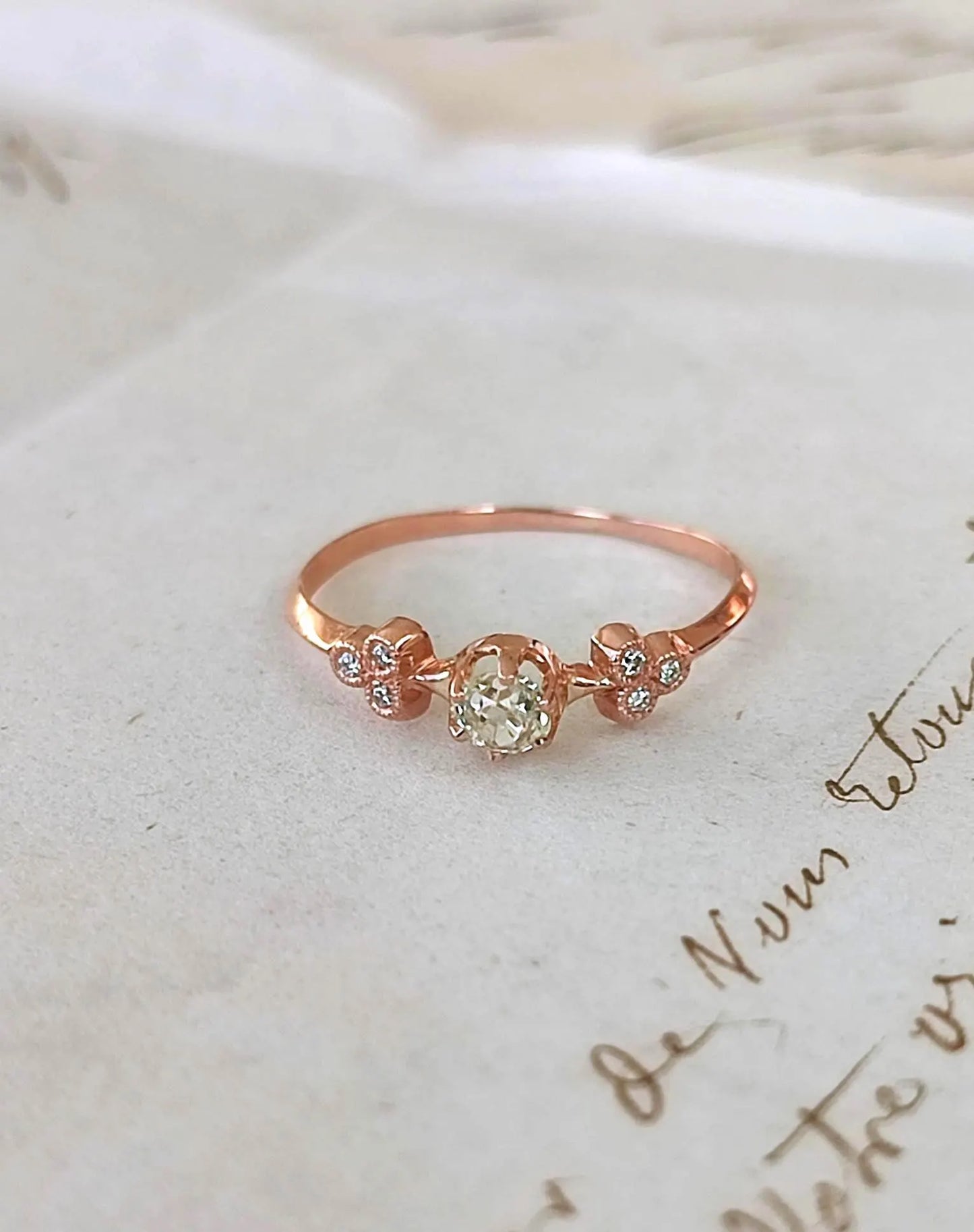 Bague solitaire diamant en or rose 18k motif trèfle - 19e siècle - bague de fiançailles ancienne