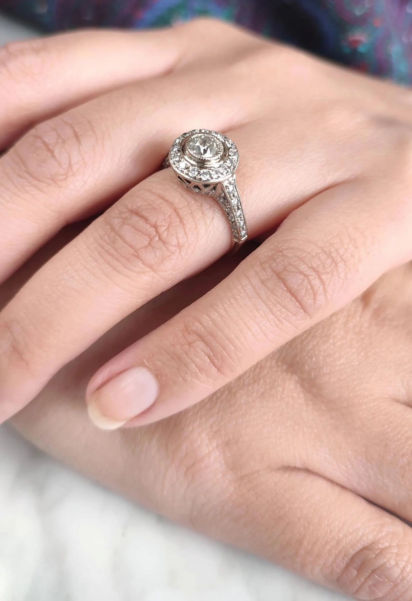 Bague Art Déco en or blanc 18k, diamant taille ancienne 0,45ct, entourage et pavage diamants