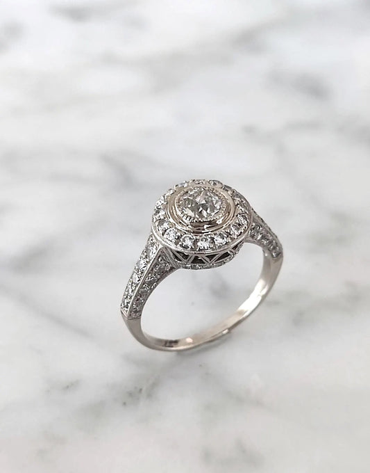 Bague Art Déco en or blanc 18k, diamant taille ancienne 0,45ct, entourage et pavage diamants